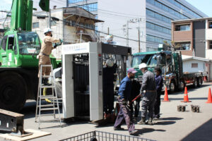 最新印刷機搬入_専用台車に載せられるフィーダー部