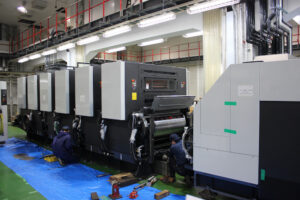 最新印刷機搬入_印刷ユニットとデリバリー部の接続作業